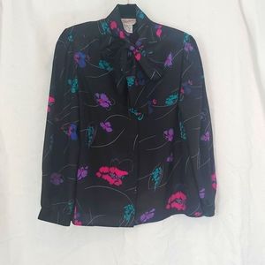 VINTAGE WYNDHAM COLLECTION Blouse with Pussy-bow/neck-bow - Black/Floral - 1980s
